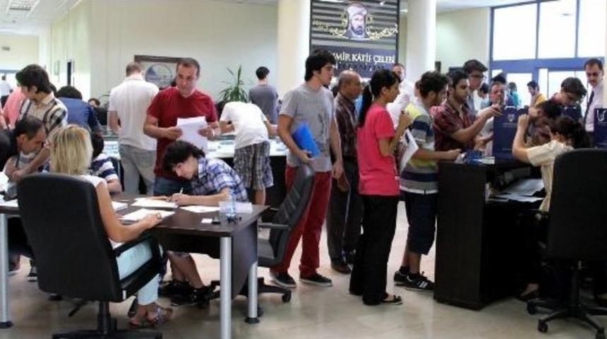 İzmir&rsquo;in Yeni Devlet &Uuml;niversitesi İk&ccedil;&uuml;&rsquo;de Kayıt Heyecanı