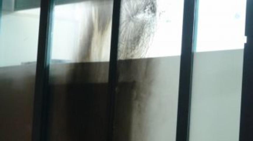 Cizre&rsquo;de Eylemciler Alışveriş Merkezine Saldırdı