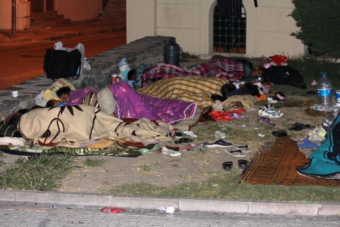 35 Suriyeli Bah&ccedil;elievler'deki parkta yaşıyor