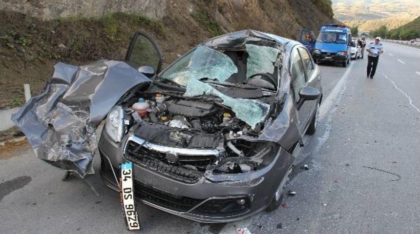 Par&ccedil;alanan Ara&ccedil;taki 5 Kişi Yara Almadan Kurtuldu