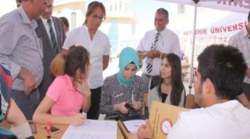 Ne&uuml; Rekt&ouml;r&uuml; Kılı&ccedil;, &Ouml;ğrenci Kayıt Merkezinde İncelemelerde Bulundu