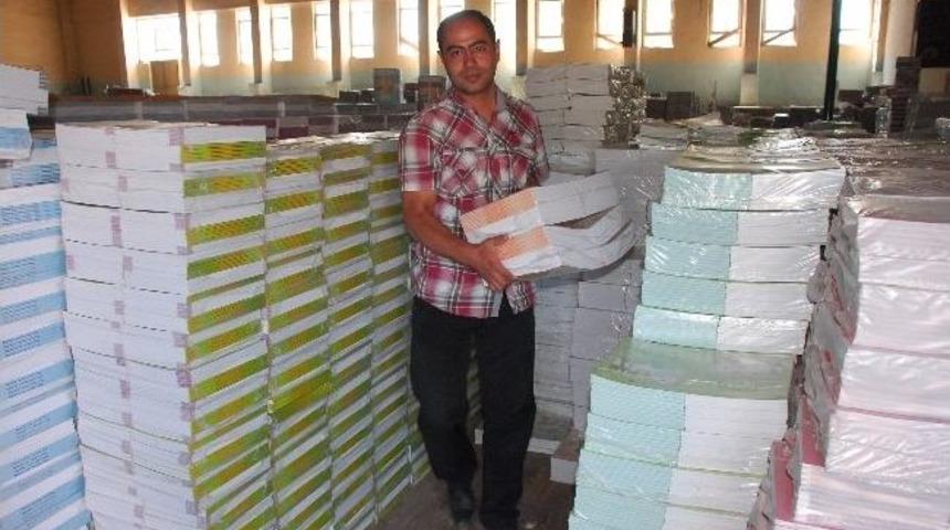 &Uuml;cretsiz Kitaplar Sıralarda Olacak