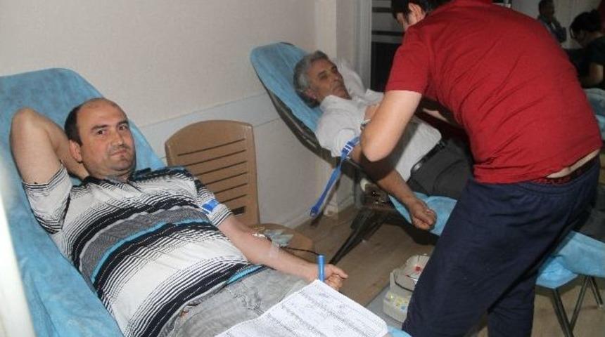 Akhisar Ak Gen&ccedil;ler'den Kan Bağışı Kampanyası