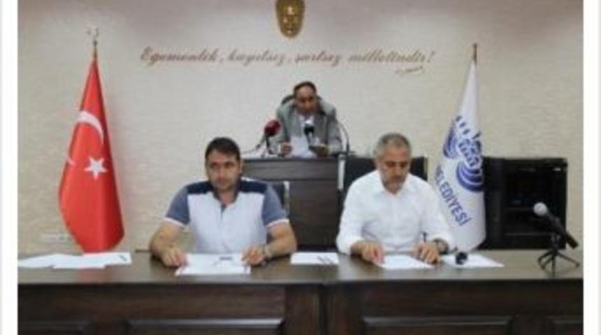 Belediye meclisi yine karıştı