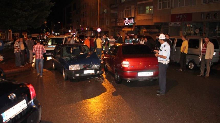 İki Otomobil Kafa Kafaya &Ccedil;arpıştı: 2 Yaralı