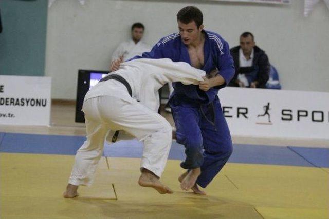 B&uuml;y&uuml;kşehirli Judocular Balkan Şampiyonası nda 1
