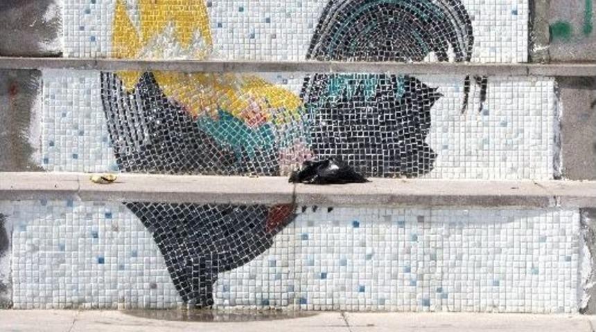 Mozaiklerle Horoz Resmi İşlediler