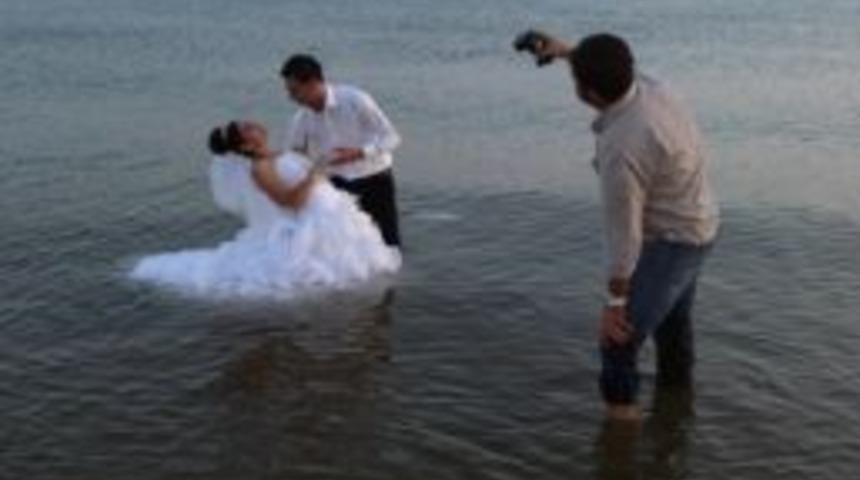 Burhaniye&rsquo;de Yeni Evlilerin Denizde Fotoğraf Merakı