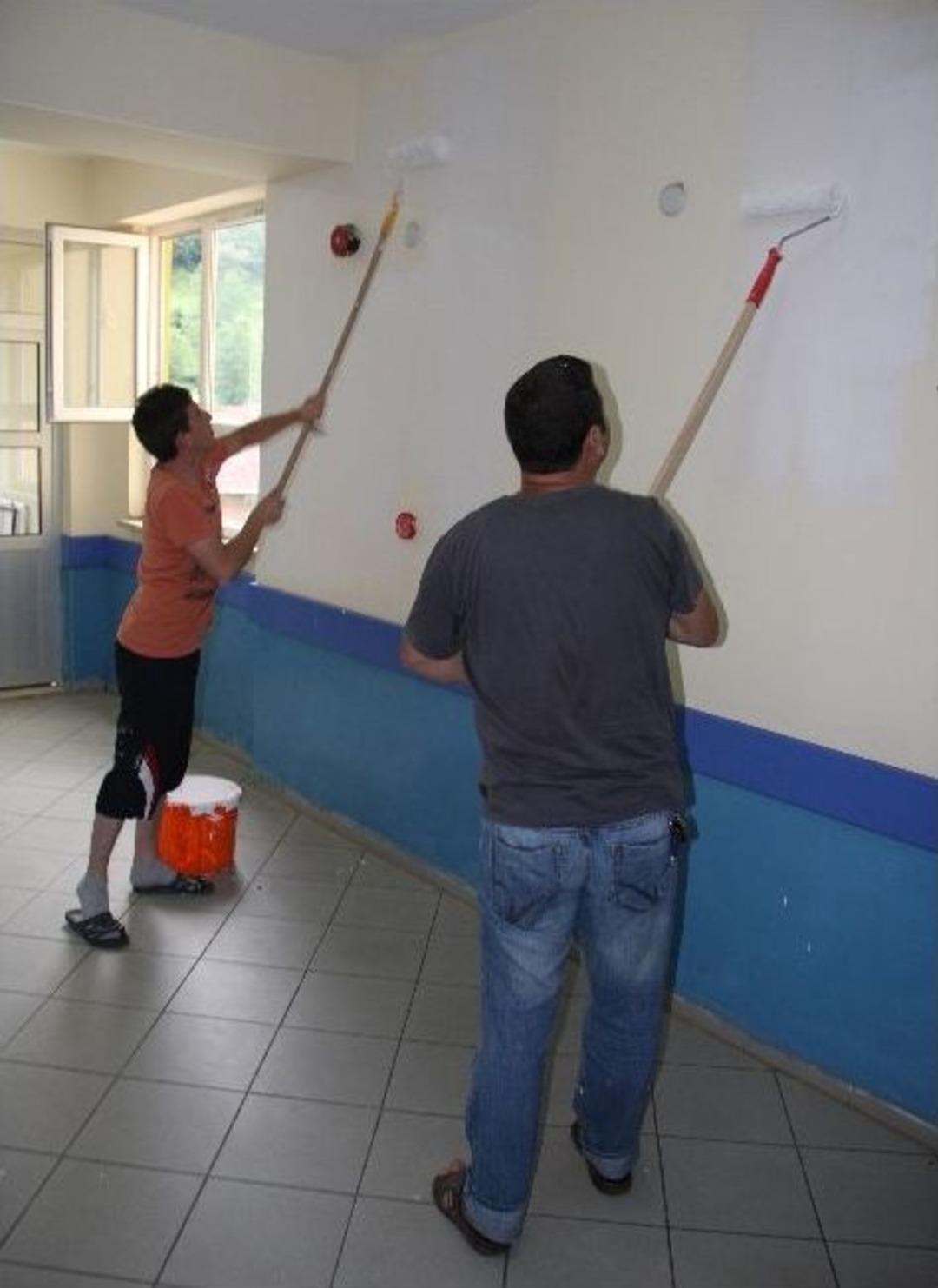 Fedakar &Ouml;ğretmenler Okul Boyuyor