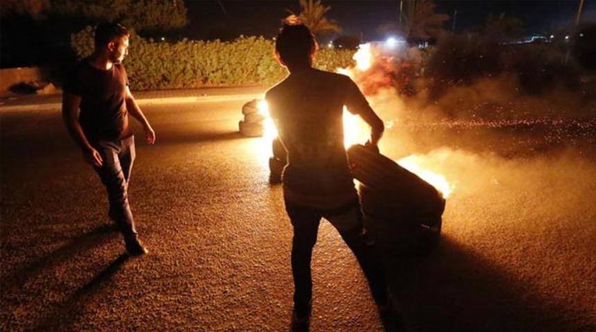 Irak'ta protestocular İran sınırına giden yolu trafiğe kapattı