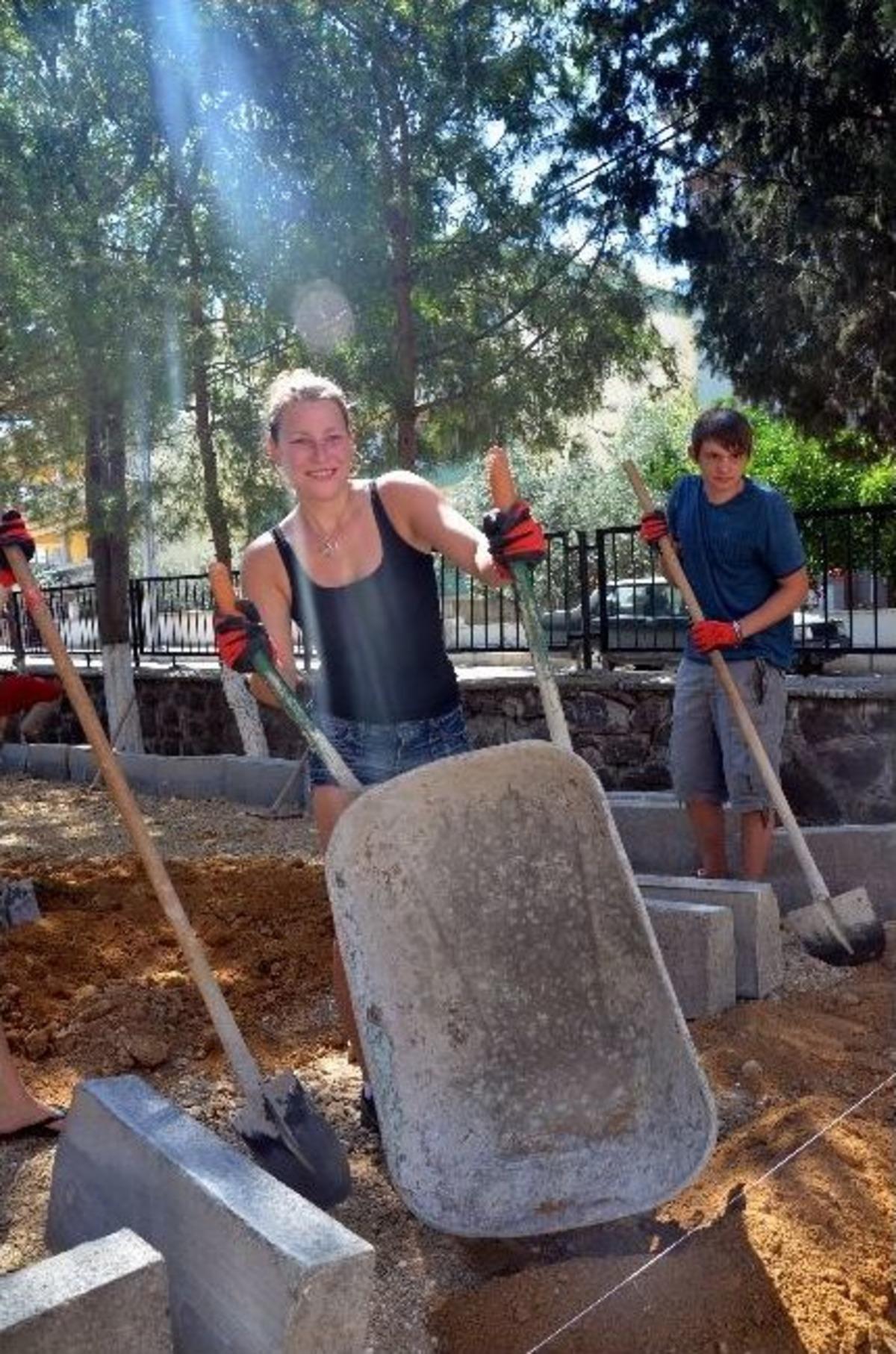 Aliağa Belediye Başkanı &Ouml;mer Turgut Oğuz, 10 &Uuml;lkeden 22 Genci Aliağa&rsquo;da Ağırlıyor