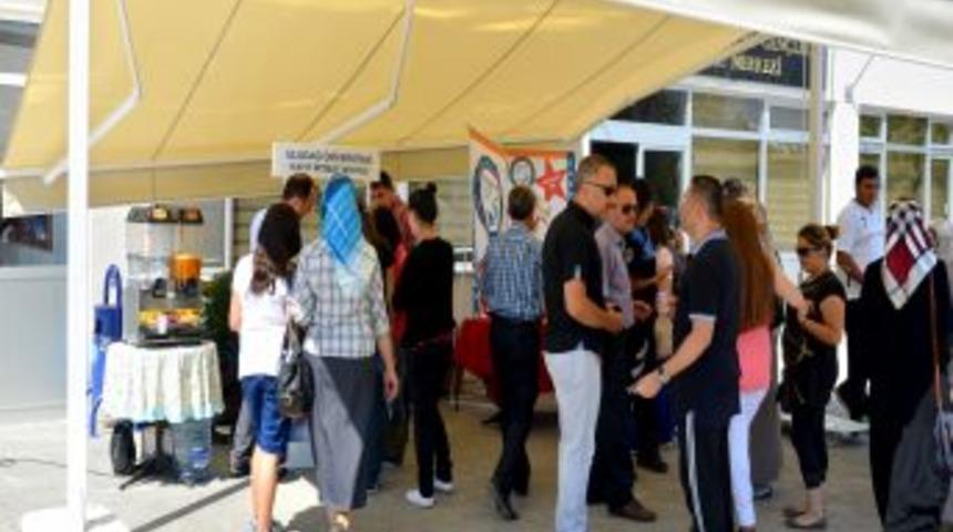 Ter&ouml;rle M&uuml;cadele Polisi, &Uuml;niversiteye Kayıt Yaptıran &Ouml;ğrenciler I&ccedil;in Stand A&ccedil;tı