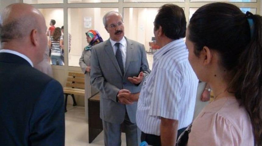 Burdur Polisi, &Ouml;ğrencinin Yanında