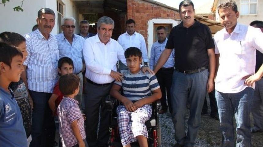 Başkan Tursun&rsquo;dan Tekerlekli Sandalye