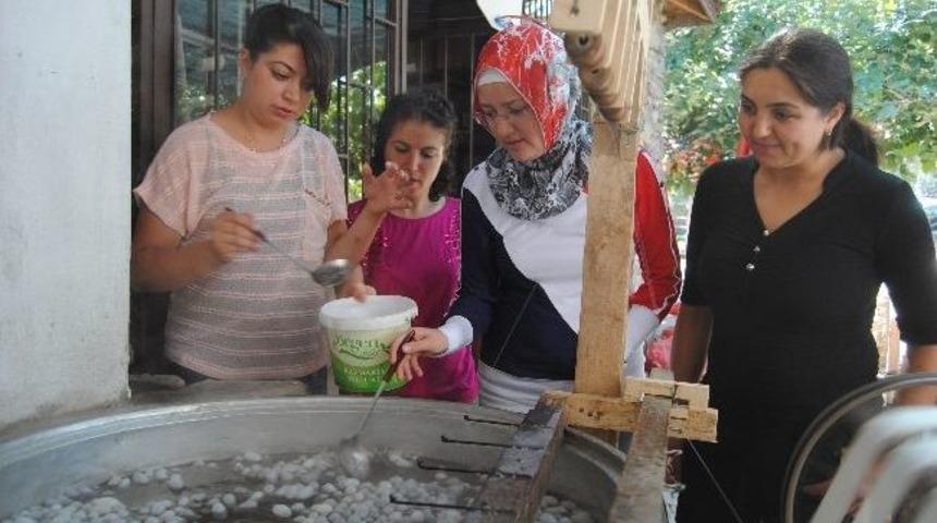 İpekle Geleceğini Doku&rsquo; Projesinde H&uuml;nerli Eller &Ccedil;alışıyor