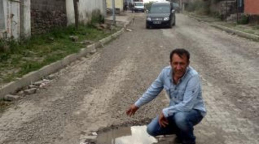 Yolu kaz, boruyu yerleştir ve ka&ccedil;!