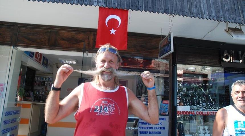 İsvi&ccedil;reli Turist, 16 Yıldır Hi&ccedil; Kesmediği Bıyığını Badem Yağı Ile Besliyor