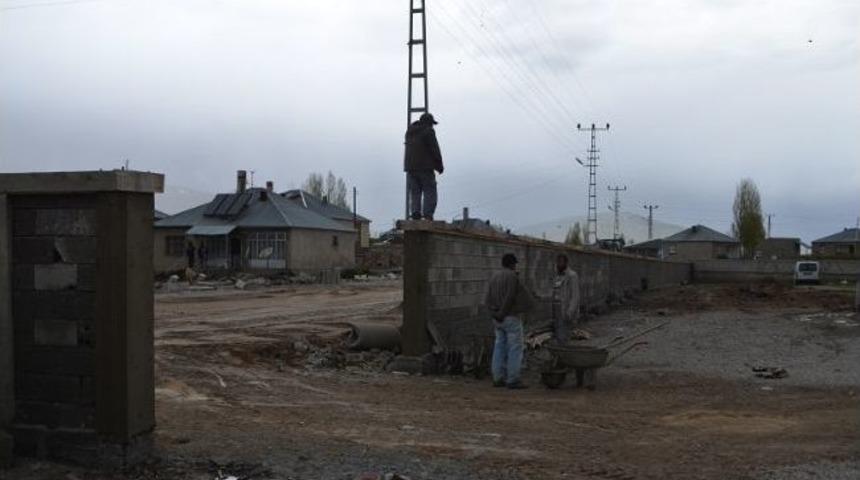 &Ccedil;aldıran Belediyesi Okul Bah&ccedil;elerini D&uuml;zenliyor