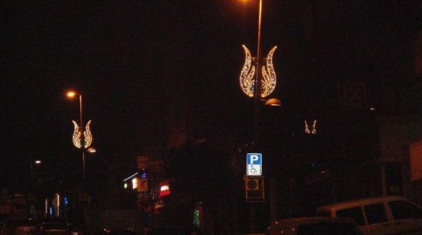 İzmit Belediyesi'nin Aydınlatma &Ccedil;alışmaları Devam Ediyor