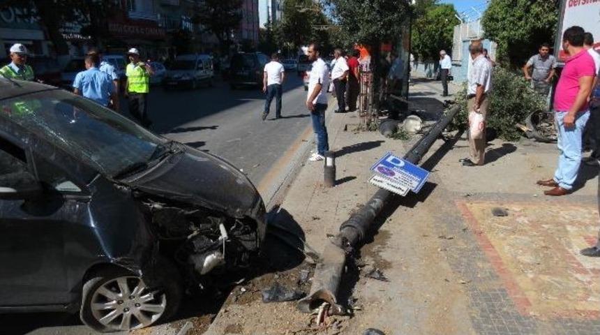 Yoldan &Ccedil;ıkan Otomobil, Aydınlatma Direğini Ve Ağa&ccedil;ları Yerinden S&ouml;kt&uuml;