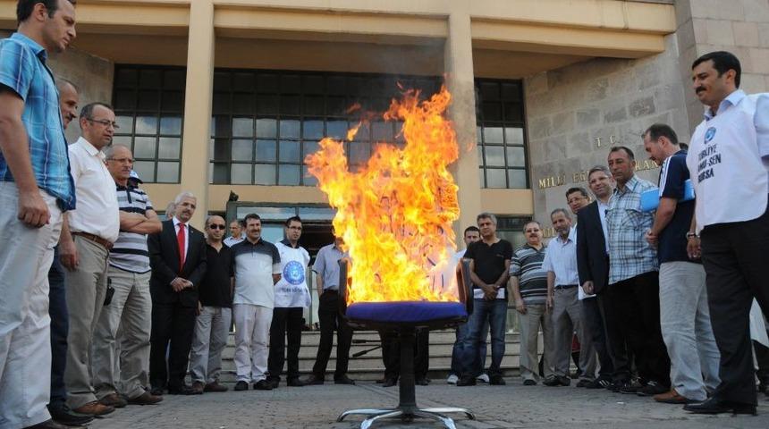 Atamalara Kızıp, Milli Eğitim M&uuml;d&uuml;rl&uuml;ğ&uuml; &Ouml;n&uuml;nde M&uuml;d&uuml;r Koltuğu Yaktılar
