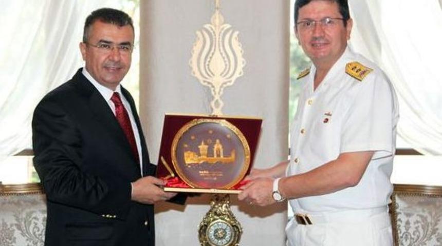 Sahil G&uuml;venlik Komutanı T&uuml;mamiral &Ouml;zbal, Vali Lekesiz'i Ziyaret Etti