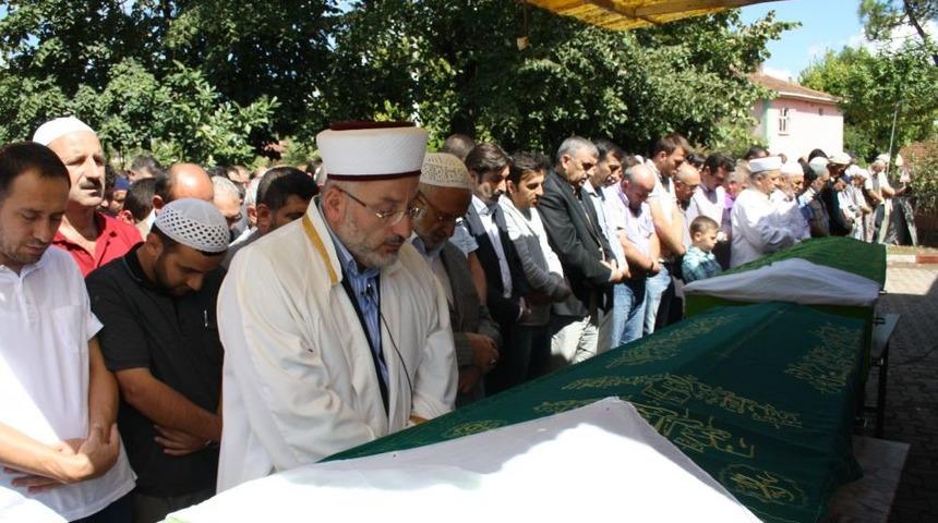 İki kızının cenaze namazını kıldırdı