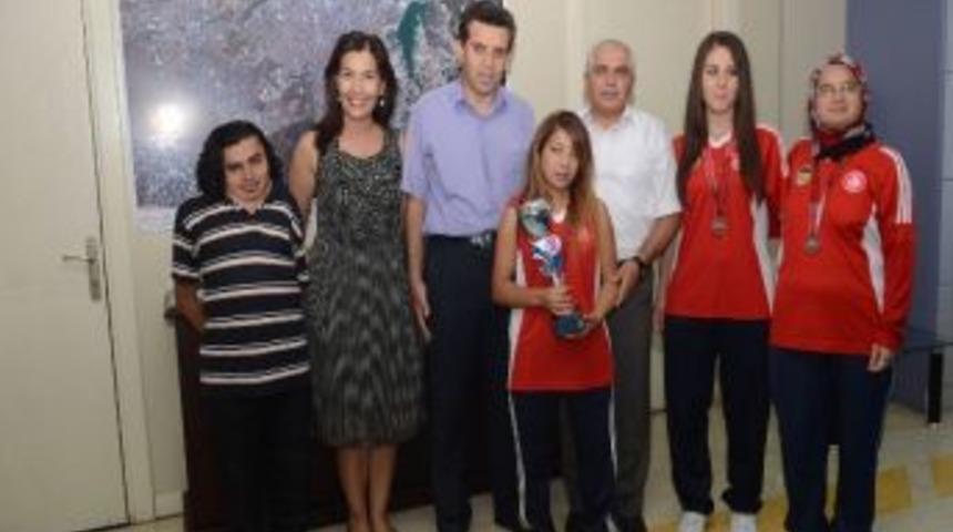 G&ouml;rme Engelli Kızların Kupa Sevinci