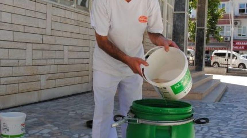 Cami Avlusuna Konan Bidonlarla Su Ve &Ccedil;evre Kirlenmesinin &Ouml;n&uuml;ne Ge&ccedil;ilecek