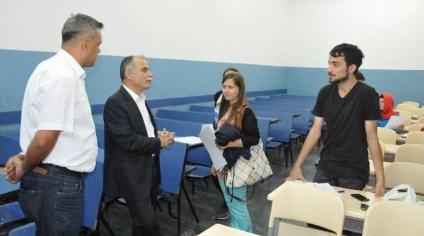 Rekt&ouml;r Akan, Uluslararası &Ouml;ğrencileri Ziyaret Etti