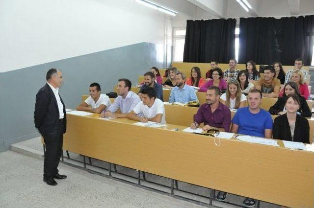 Rekt&ouml;r Akan, Uluslararası &Ouml;ğrencileri Ziyaret Etti 1