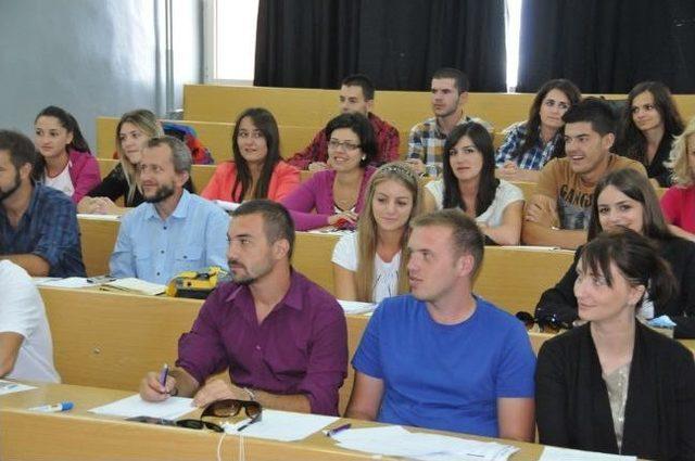 Rekt&ouml;r Akan, Uluslararası &Ouml;ğrencileri Ziyaret Etti 2