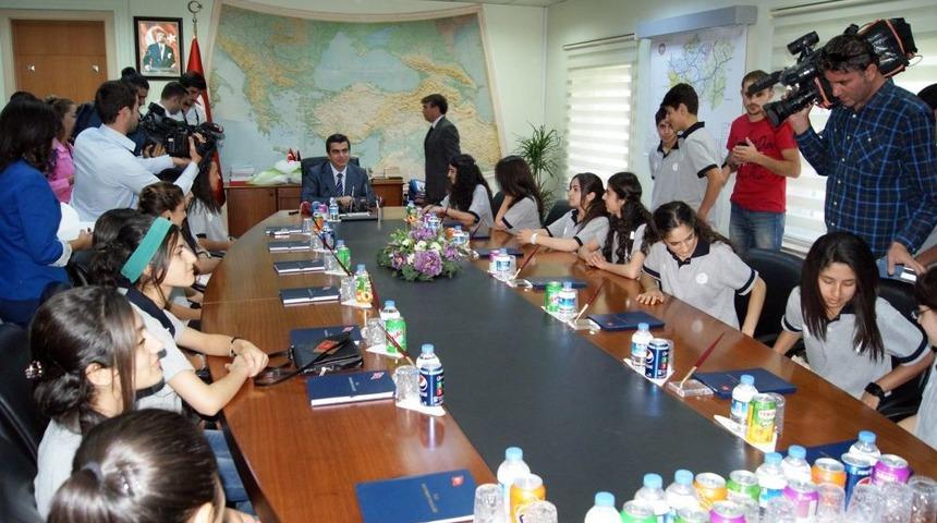 Hakkarili &Ouml;ğrencilerden Valiye 'K&uuml;rt&ccedil;e' Sorusu