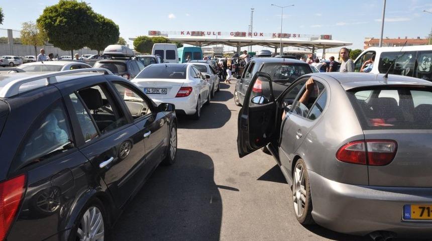 Polis Sistemindeki Arıza G&uuml;mr&uuml;klerde Giriş &Ccedil;ıkışları Durdurdu