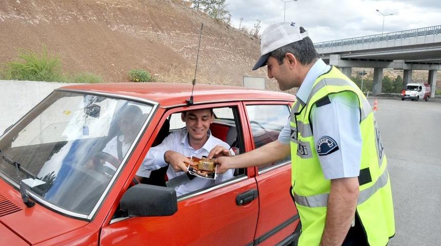 Polisten Kayıt I&ccedil;in Gelen &Ouml;ğrencilere Leblebili Karşılama