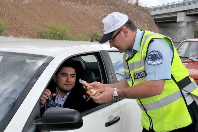 Polisten Kayıt Için Gelen Öğrencilere Leblebili Karşılama