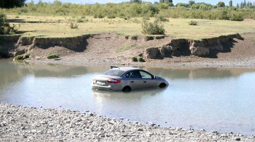 Polisten Ka&ccedil;an Ara&ccedil; G&ouml;let I&ccedil;inde Kaldı