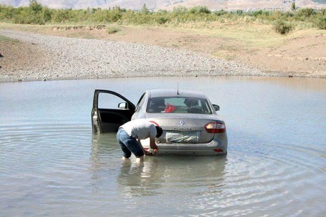 Polisten Kaçan Araç Gölet Içinde Kaldı