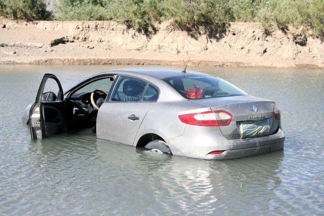 Polisten Kaçan Araç Gölet Içinde Kaldı