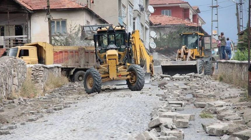 Akdağmadeni&rsquo;nde Asfalt Yol Yapım &Ccedil;alışmaları Devam Ediyor