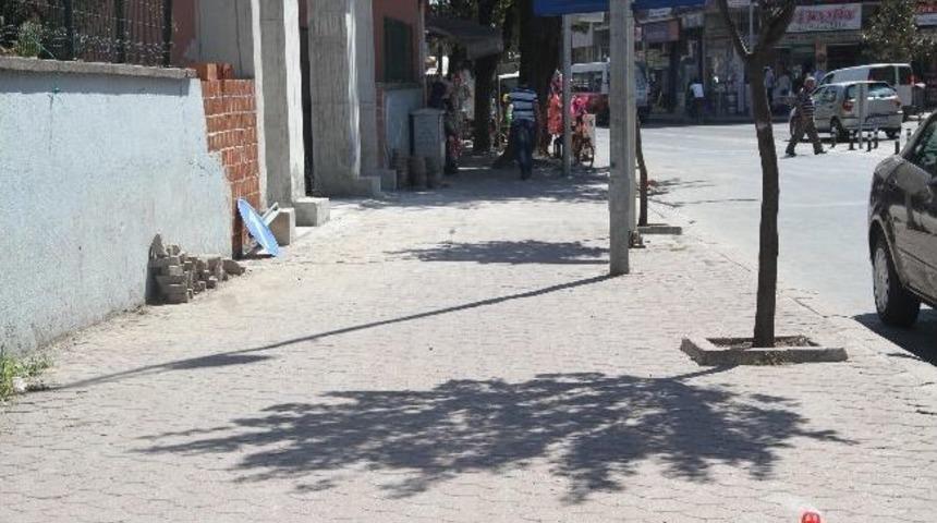 Akyazı Belediyesi Kilitli Parke &Ccedil;alışmalarına Devam Ediyor