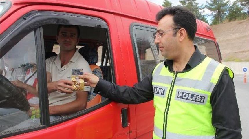 &Ccedil;orum Polisi&rsquo;nden &Uuml;niversitesi &Ouml;ğrencilerine Leblebi