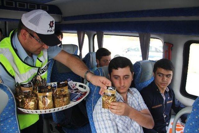 Çorum Polisi’nden Üniversitesi Öğrencilerine Leblebi