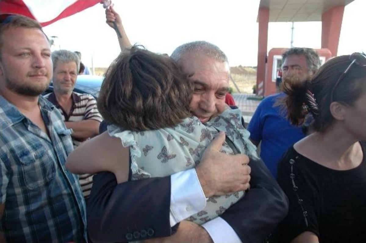 Tahliye Olan Belediye Başkan Yardımcılarına Davul-zurnalı Karşılama