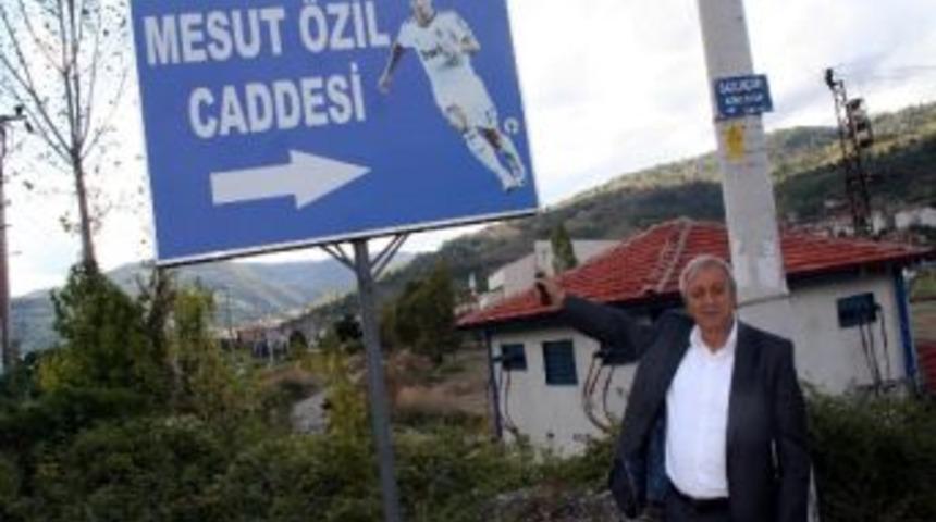 Mesut &Ouml;zil&rsquo;in Adını Taşıyan Tabela Değiştirilecek
