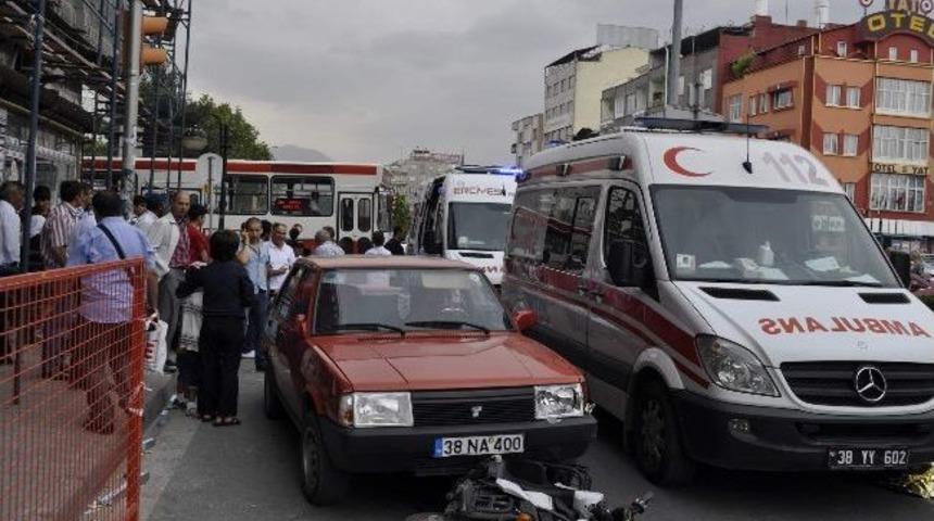 Yoğunbur&ccedil; Kavşağında Kaza, 4 Yaralı