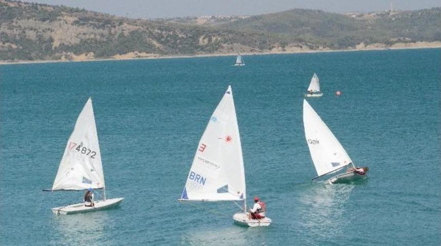 Zafer Kupası Yelken Yarışmalarına 35 Sporcu Katıldı