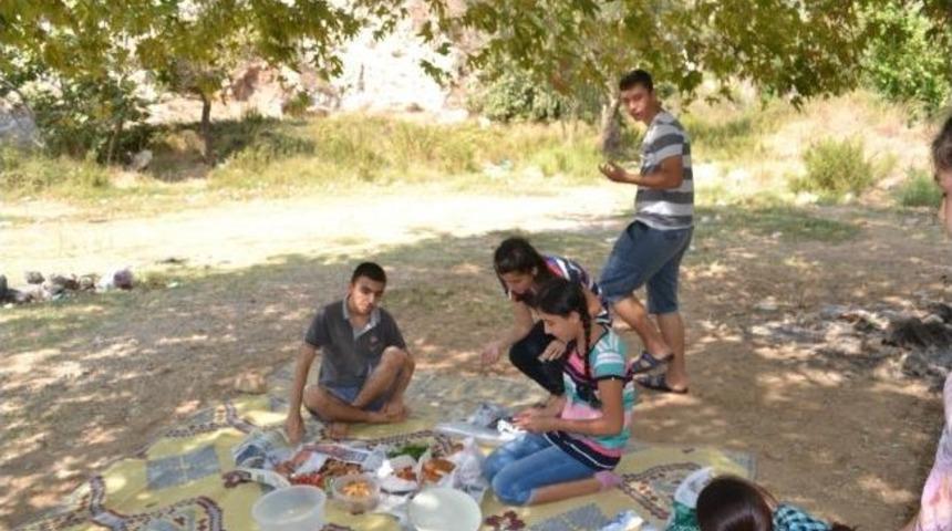 Bozyazı'da &Ouml;ğrenciler Kurs Yorgunluğunu Piknik Yaparak Attılar