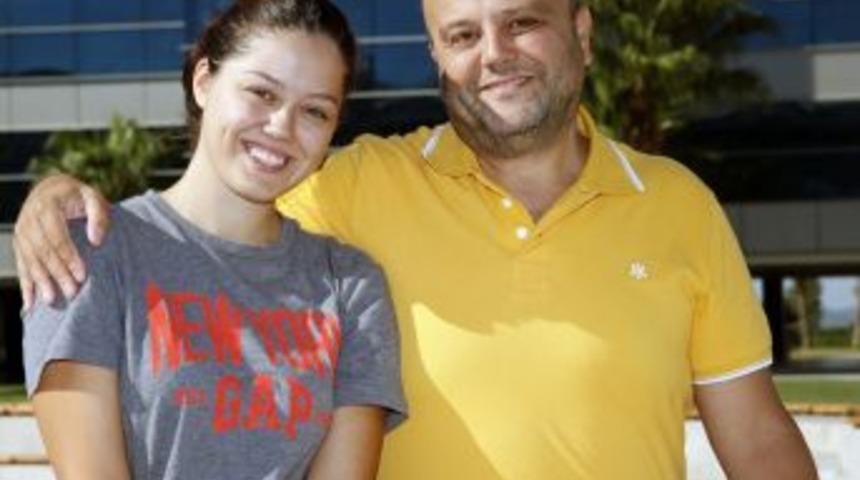 Kızıyla Birlikte &Uuml;niversitede Okuyacak