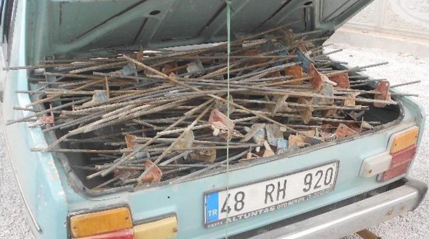 Hırsızlar, Otomobile 500 Kilo Demir Y&uuml;kleyince Ka&ccedil;amadı